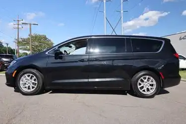 2024 Chrysler Pacifica Touring L's photo