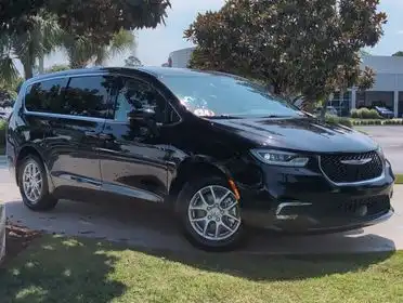 2024 Chrysler Pacifica Touring L's photo