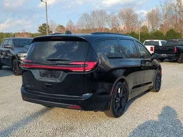 2026 Chrysler Pacifica Select photo 3