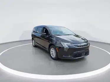 2027 Chrysler Pacifica Select's photo