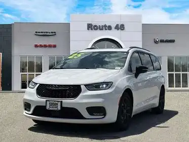 2025 Chrysler Pacifica Limited's photo