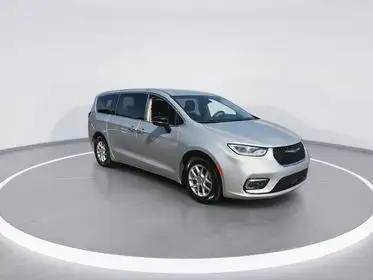 2024 Chrysler Pacifica Touring L's photo