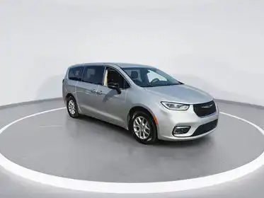 2024 Chrysler Pacifica Touring L's photo