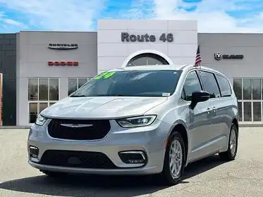 2024 Chrysler Pacifica Touring L's photo