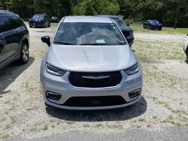 2024 Chrysler Pacifica Touring L's photo