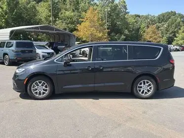 2023 Chrysler Pacifica Touring L photo 1