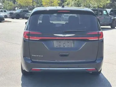 2023 Chrysler Pacifica Touring L photo 3