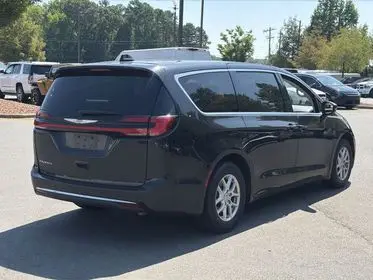 2023 Chrysler Pacifica Touring L photo 4