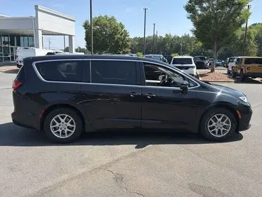 2023 Chrysler Pacifica Touring L photo 5
