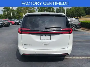 2023 Chrysler Pacifica Touring L photo 3