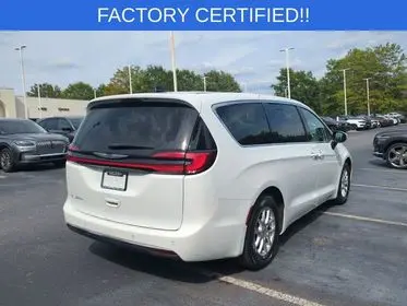 2023 Chrysler Pacifica Touring L photo 4