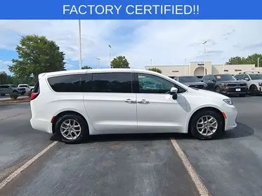 2023 Chrysler Pacifica Touring L photo 5
