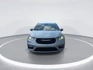 2023 Chrysler Pacifica Touring L's photo