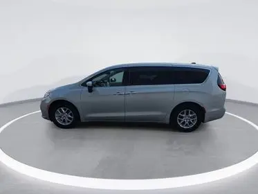 2023 Chrysler Pacifica Touring L photo 4