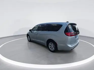 2023 Chrysler Pacifica Touring L photo 5