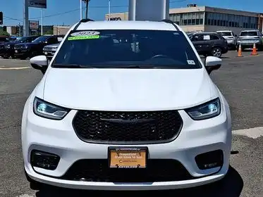 2023 Chrysler Pacifica Touring L AWD's photo