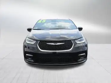 2025 Chrysler Pacifica Select's photo