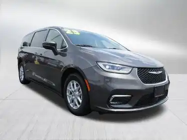 2023 Chrysler Pacifica Touring L's photo