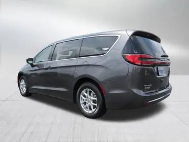 2023 Chrysler Pacifica Touring L photo 5
