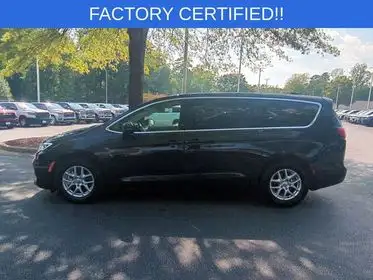 2023 Chrysler Pacifica Touring L's photo
