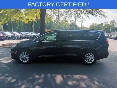 2023 Chrysler Pacifica Touring L's photo