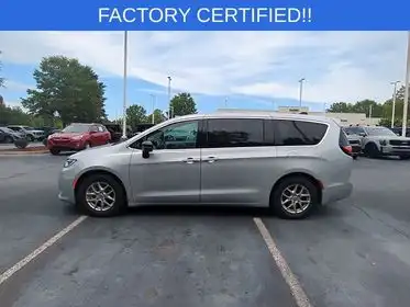 2024 Chrysler Pacifica Touring L's photo