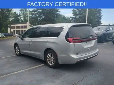 2024 Chrysler Pacifica Touring L's photo