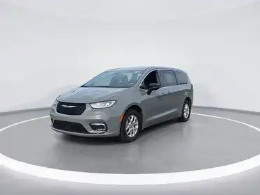2025 Chrysler Pacifica Select's photo