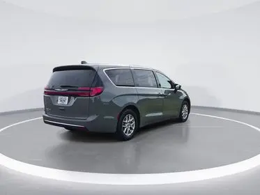 2025 Chrysler Pacifica Select photo 5