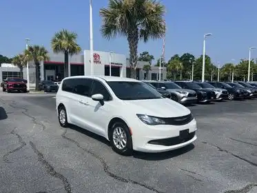 2022 Chrysler Voyager LX's photo