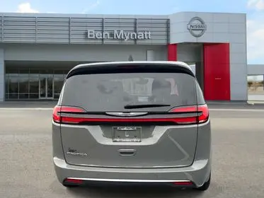 2025 Chrysler Pacifica Select photo 5