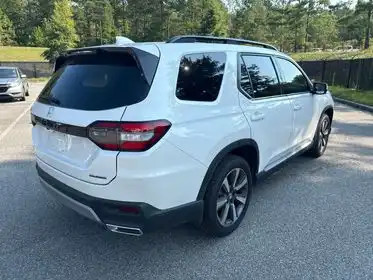 2025 Honda Pilot Touring AWD's photo