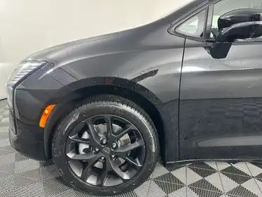 2027 Chrysler Pacifica Limited AWD's photo