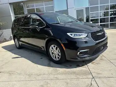 2023 Chrysler Pacifica Touring L's photo