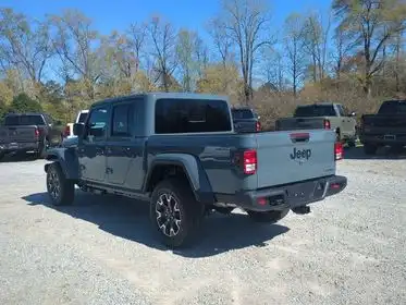 2026 Jeep Gladiator Sahara Auto's photo
