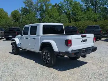 2026 Jeep Gladiator Sahara Auto's photo