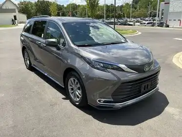 2024 Toyota Sienna XLE 8-Passenger Hybrid FWD's photo