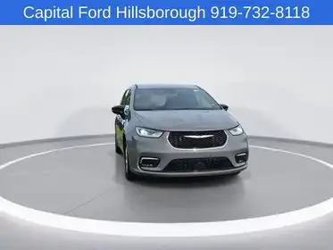 2025 Chrysler Pacifica Select's photo