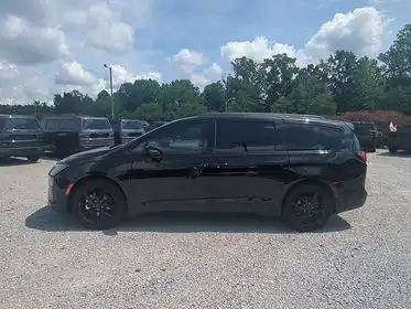 2027 Chrysler Pacifica Limited's photo