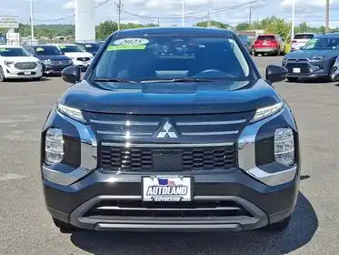 2025 Mitsubishi Outlander ES S-AWC's photo