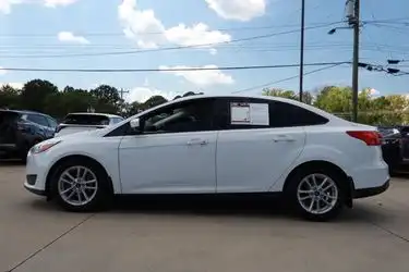 2018 Ford Focus SE Sedan's photo