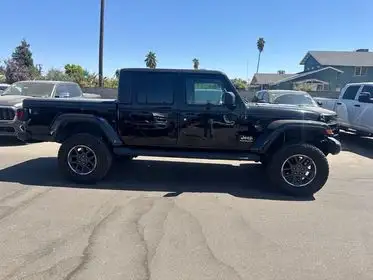 2023 Jeep Gladiator Overland's photo