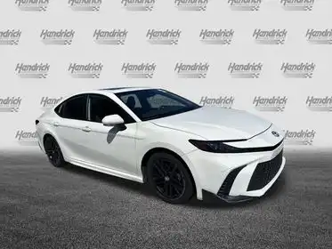 2025 Toyota Camry SE Hybrid's photo