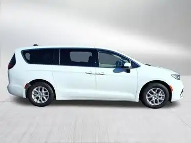 2023 Chrysler Pacifica Touring L's photo