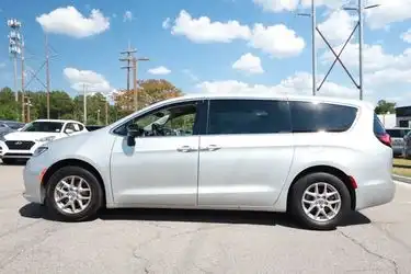 2024 Chrysler Pacifica Touring L's photo