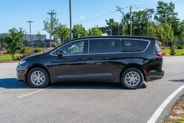 2025 Chrysler Pacifica Select photo 3