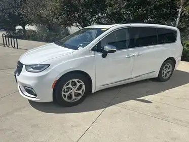 2023 Chrysler Pacifica Limited's photo