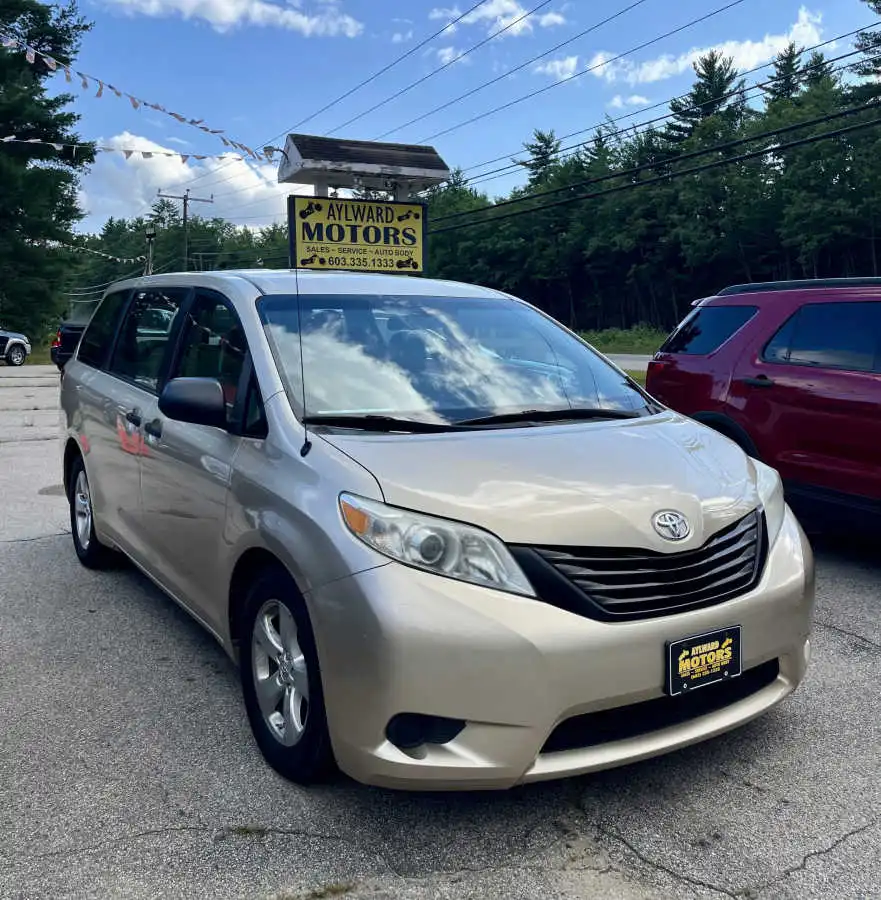 2013 Toyota Sienna L V6 7-Passenger's photo