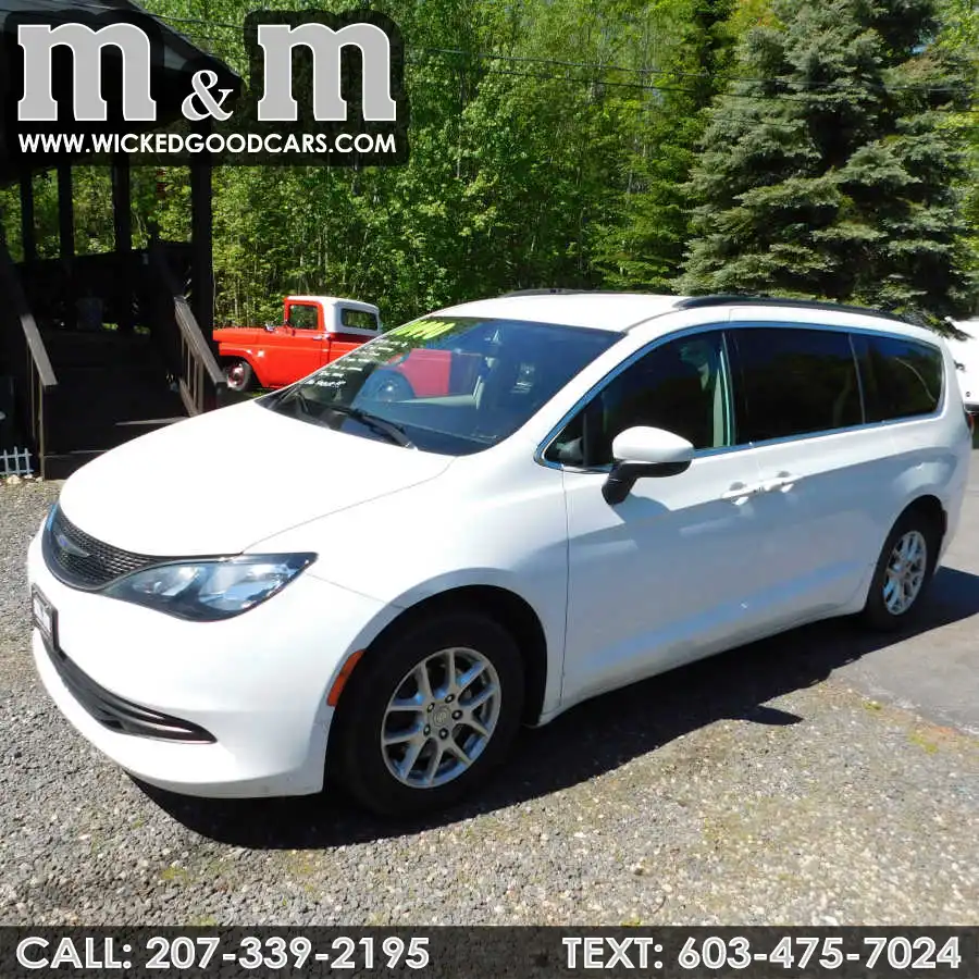 2020 Chrysler Voyager LXI's photo