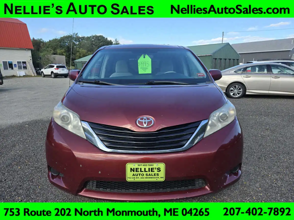 2013 Toyota Sienna LE V6 AWD 7-Passenger's photo